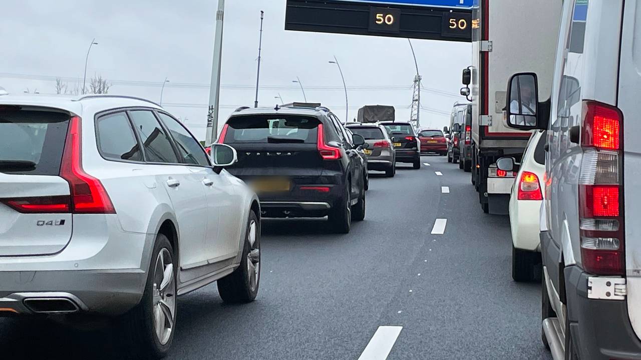 Lange file op A27 na ongeluk met twee auto's