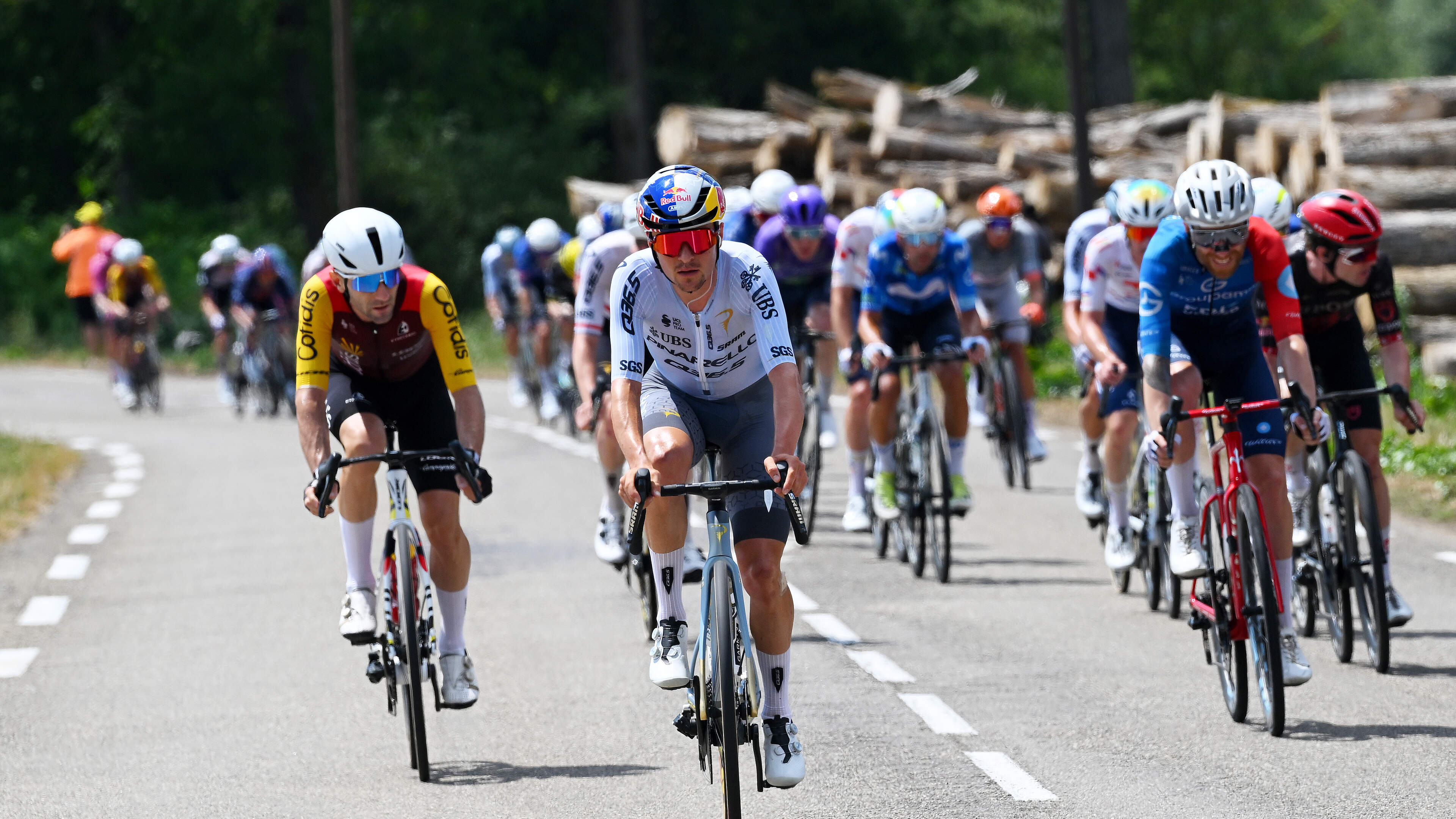 LIVE Tour de France | Kopgroep van 57 renners met twee Nederlanders, peloton met Pogacar op ruime achterstand