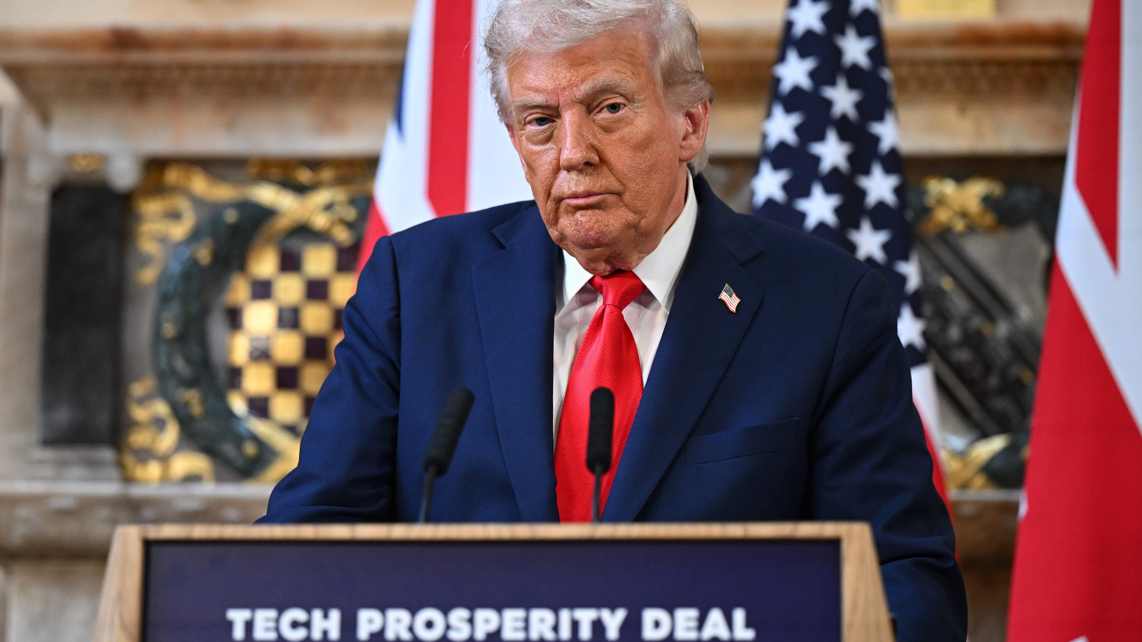 Trump gebruikt bevoegdheid om leger te betalen ondanks shutdown