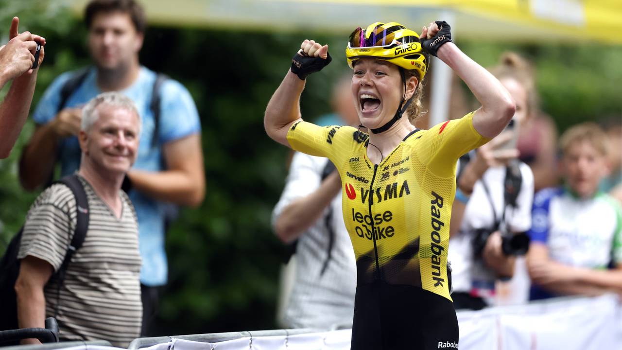 Wielrenster Lieke Nooijen (24) pakt eerste nationale titel op de weg
