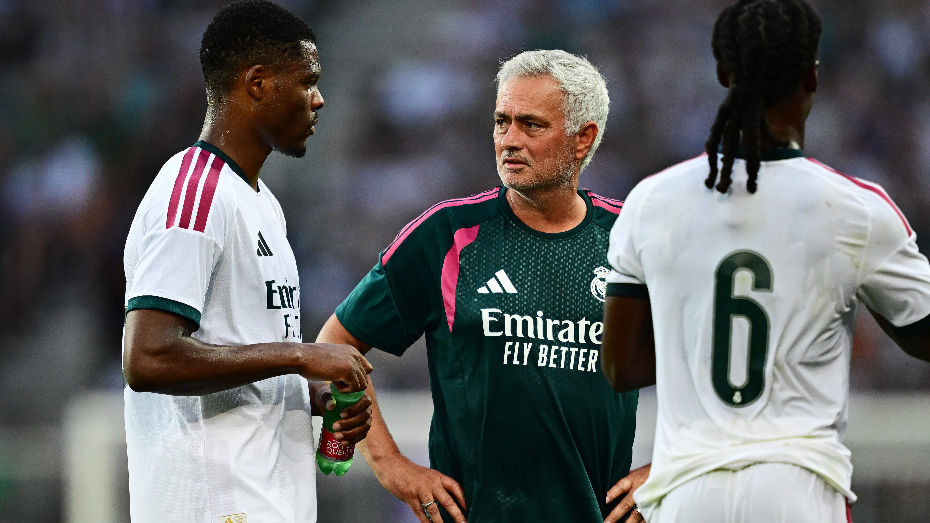 Denzel Dumfries debuteert als rechtsbuiten voor Real Madrid en krijgt complimenten van José Mourinho