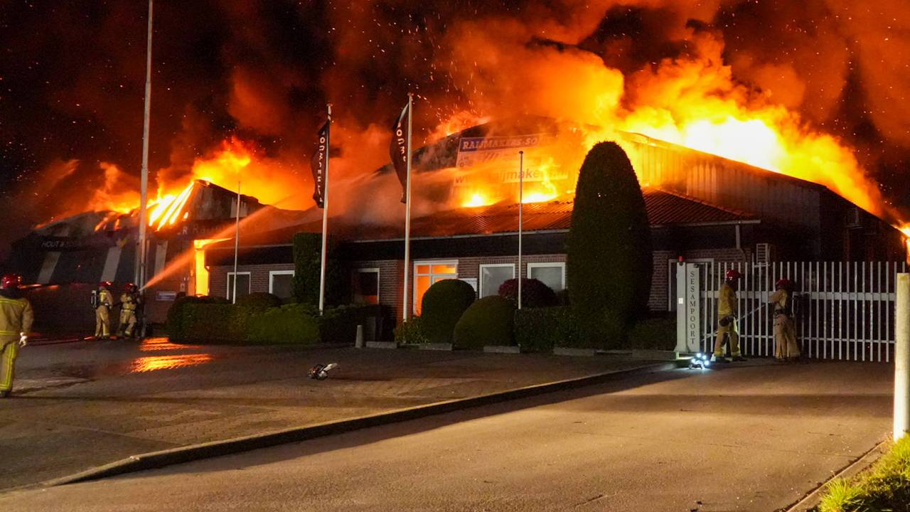 Grote brand verwoest loodsen in Someren