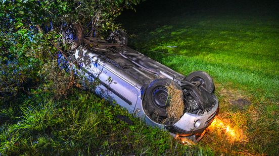 Auto belandt in de sloot door dichte mist in Siegerswoude | Jongeren crashen met auto die daarna in brand vliegt