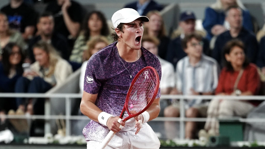 Fonseca klopt ook Ruud op Roland Garros, viervoudig winnares Swiatek verliest eveneens