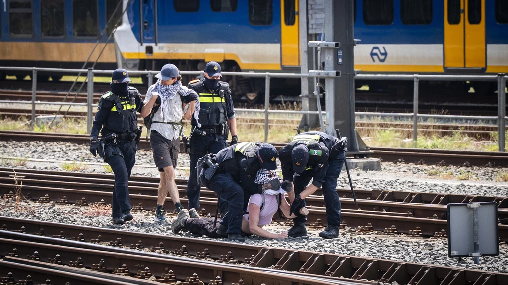XR bezette kort het spoor op Utrecht Centraal, ondanks politieverbod