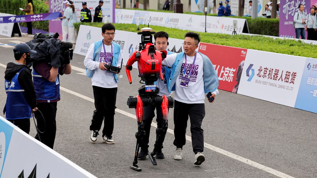 Robot wint halve marathon in Peking, sneller dan menselijk record