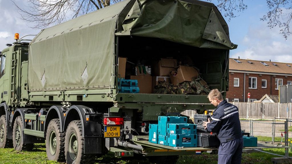 Gestolen legermaterieel in woning Zwijndrecht, defensiemedewerker aangehouden