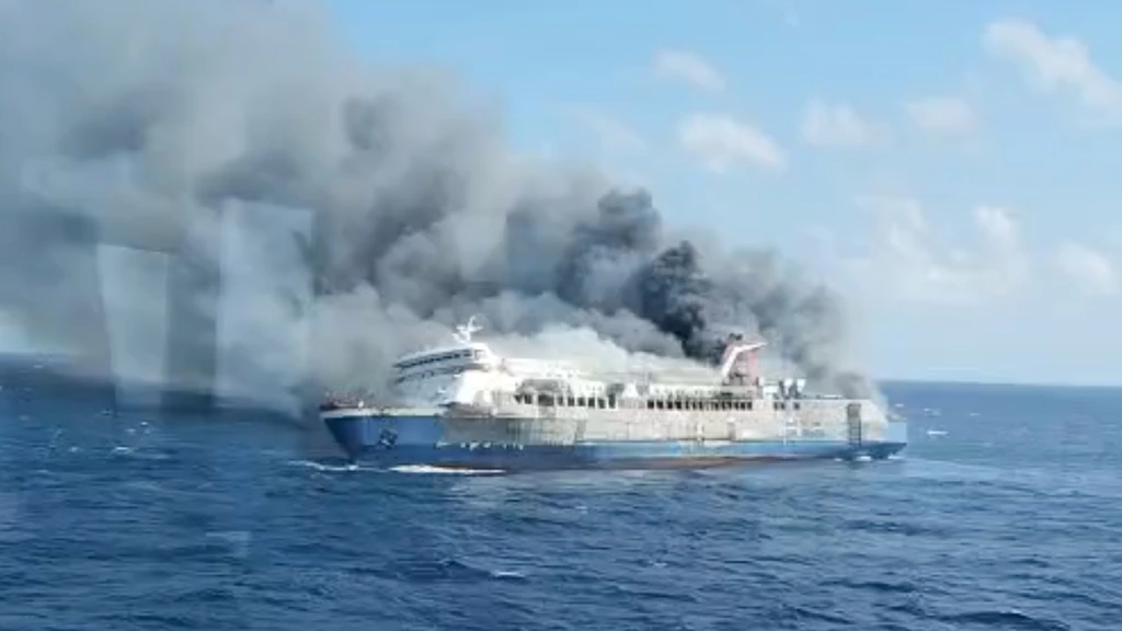 Indonesische ferry gaat in vlammen op, vijf doden en tientallen mensen vermist