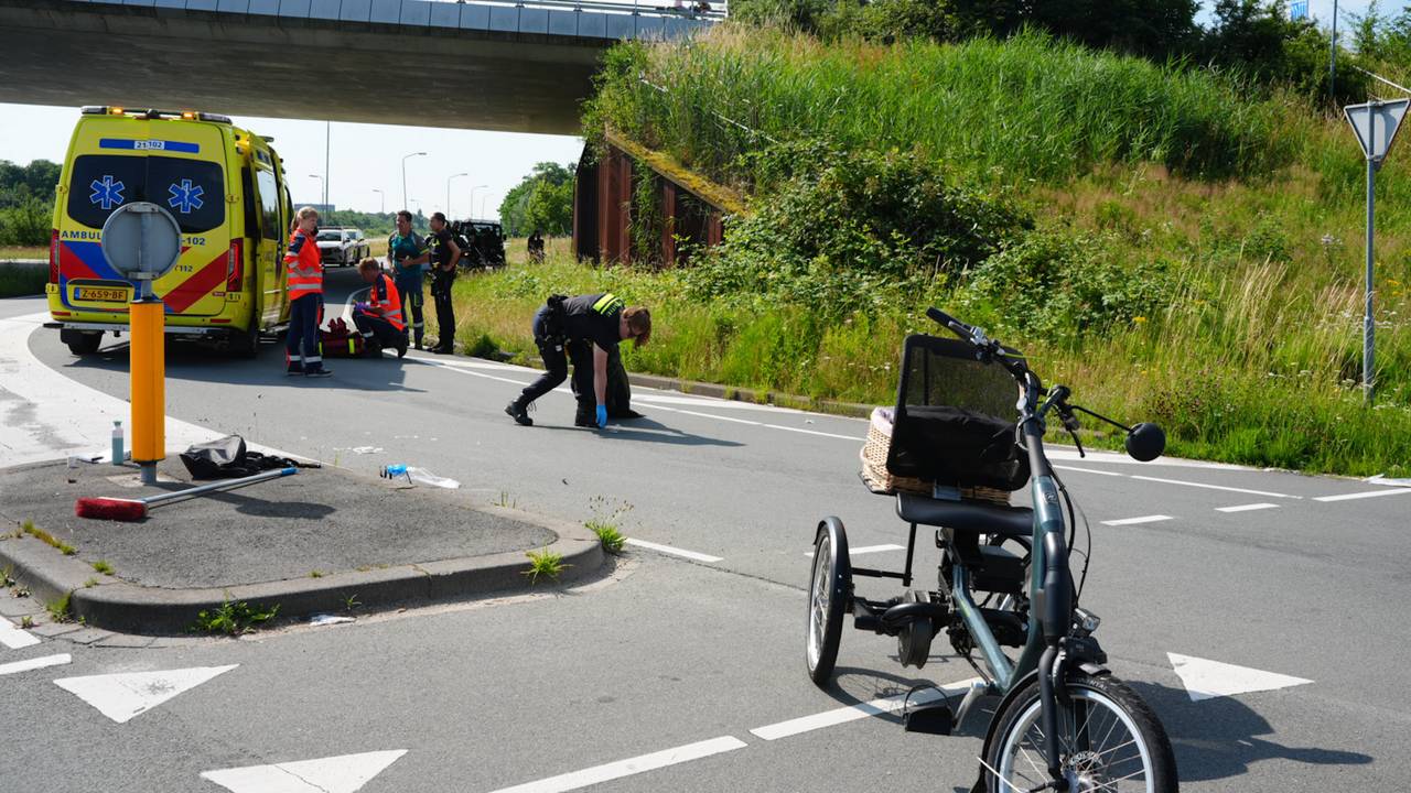 Automobilist rijdt vrouw op driewieler aan, slachtoffer ernstig gewond