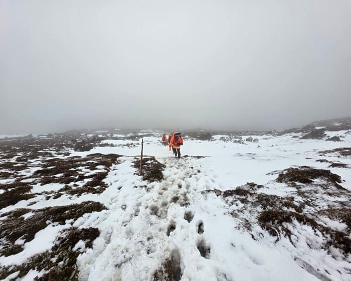 Cradle Mountain tourist dies after walking group overwhelmed by extreme weather at national park