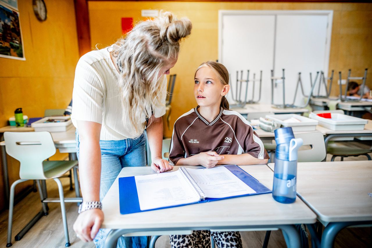 Tussen de opgestapelde stoelen halen leerlingen van basisschool De Vliegenier gemiste dagen in. ‘We doen ook leuke dingen’