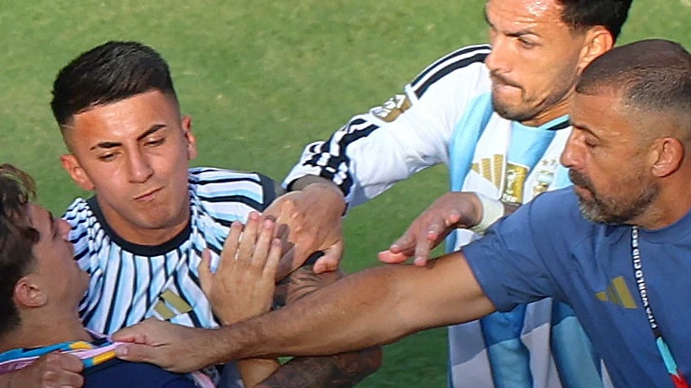 FIFA gaat gebeurtenissen na WK-finale onderzoeken, maar noemt Paredes niet