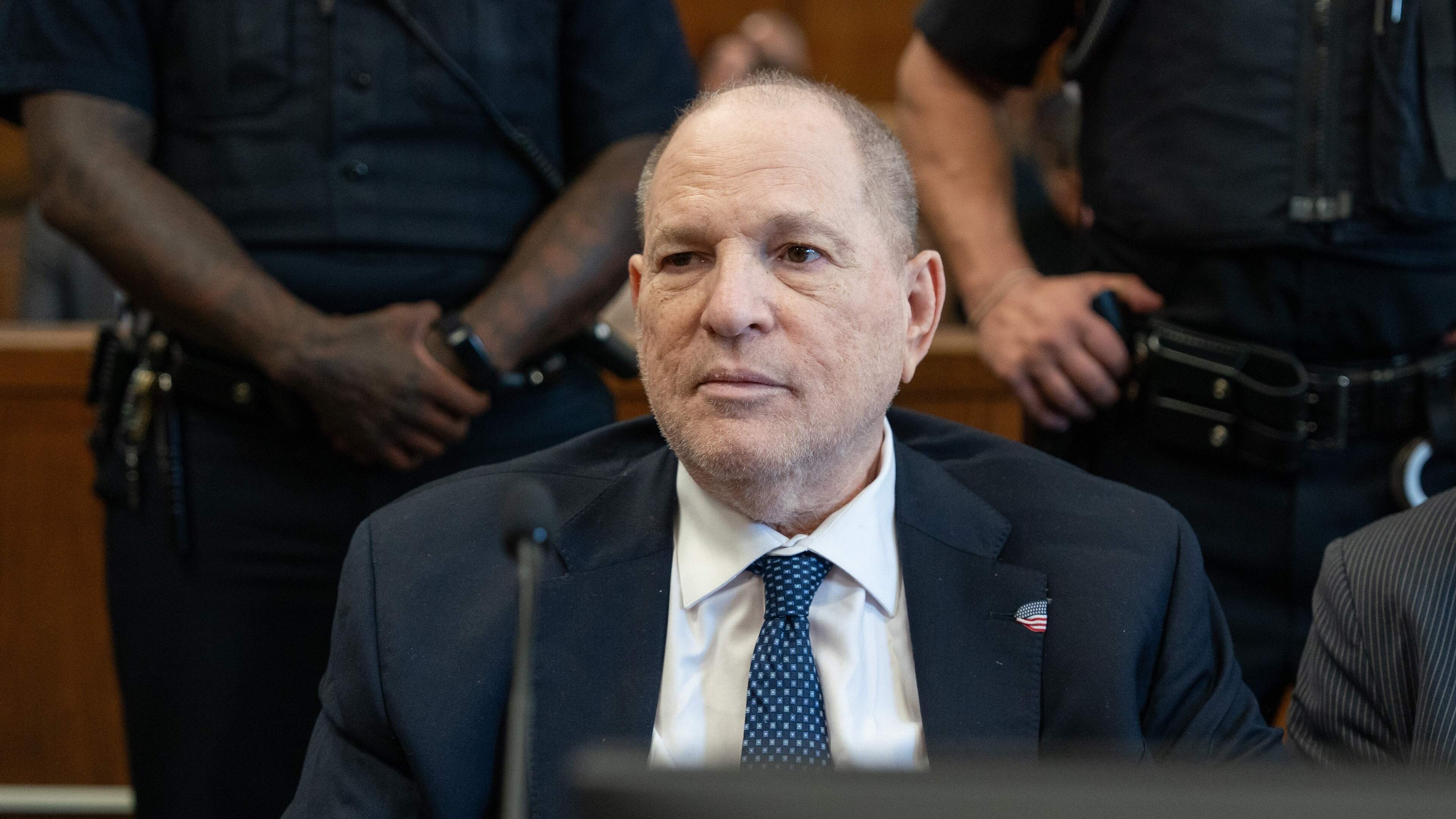 Aanklagers laten verkrachtingszaak tegen Harvey Weinstein vallen