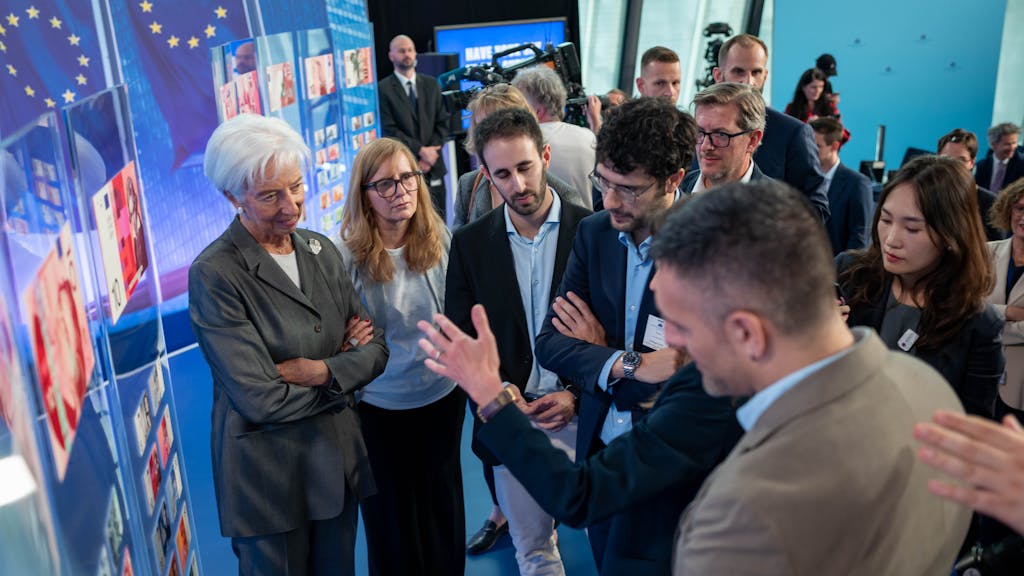 Nederlandse ontwerper dingt mee naar ontwerp nieuwe eurobiljetten, ‘juist niet geprobeerd helden af te beelden’
