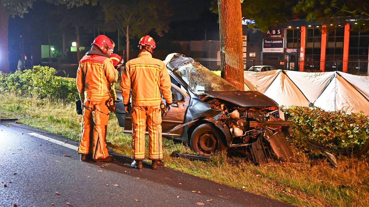 Dode bij crash, auto slipte en belandde tegen boom