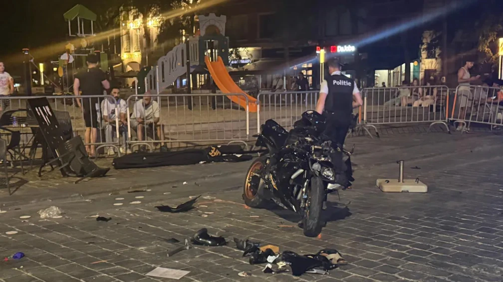 'Patserige' motorrijder doet wheelie en rijdt terras in Kortrijk op: vier gewonden