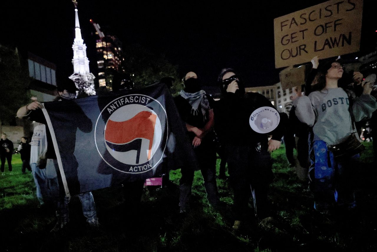 Trump tekent decreet dat ‘antifa’ aanmerkt als binnenlandse terreurgroep