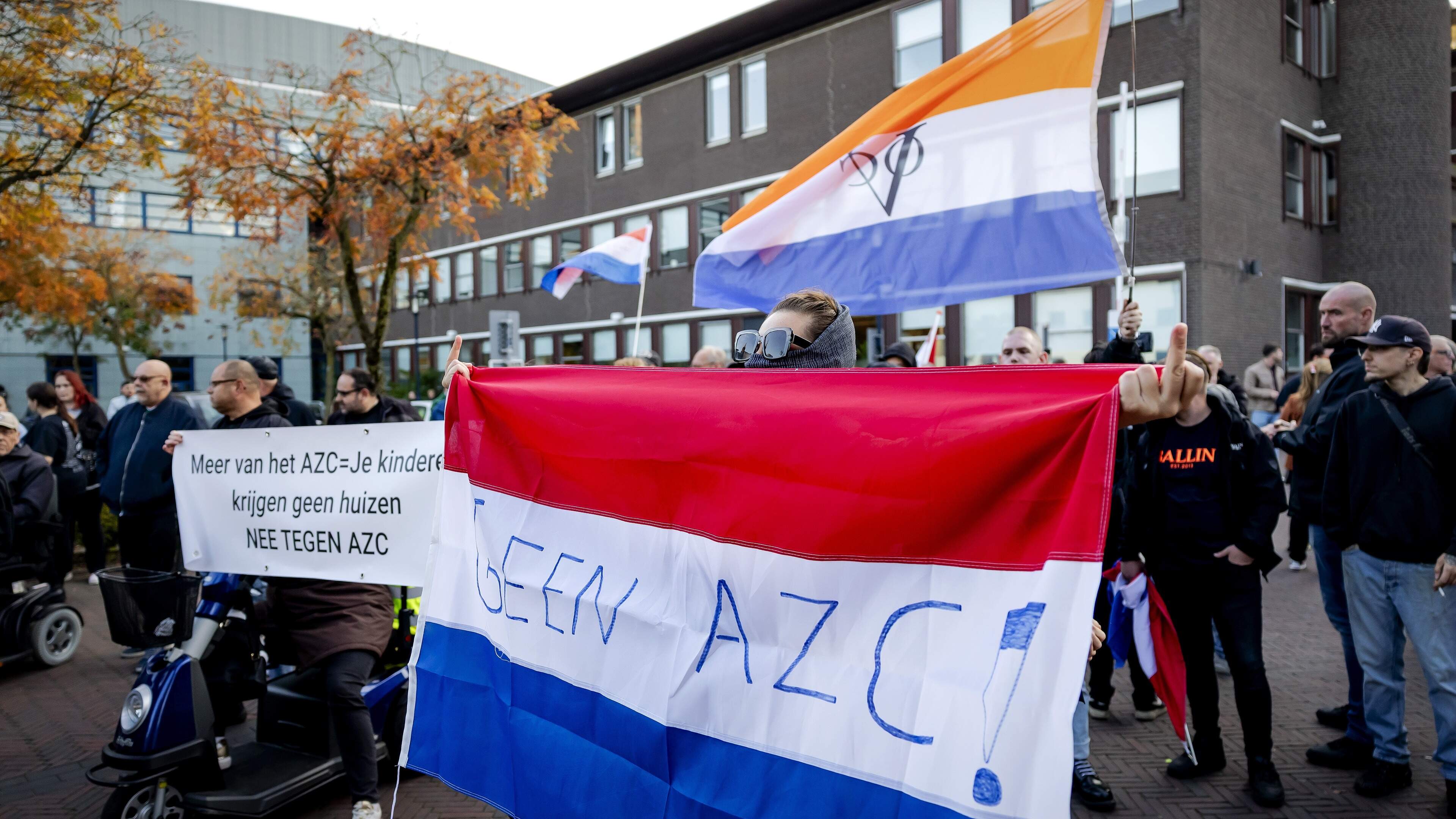 Grimmige sfeer tussen voor- en tegenstanders azc in Amersfoort, politie verricht meerdere arrestaties