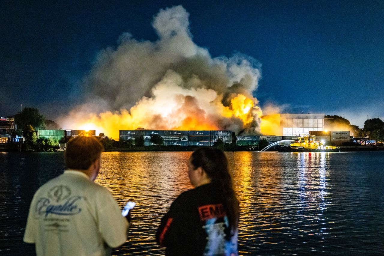 Grote brand bij recyclingbedrijf Rotterdam nog niet geblust, Maastunnel afgesloten