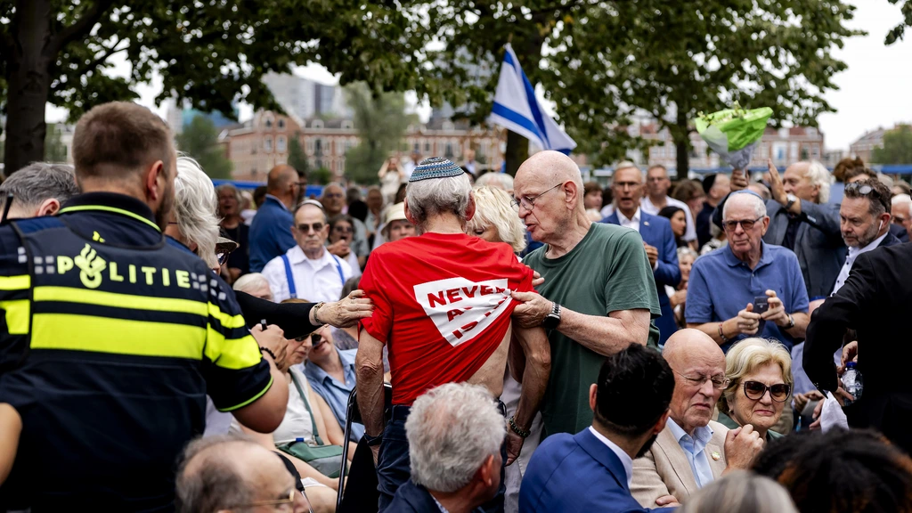 Deportatieherdenking Joodse Rotterdammers kort onderbroken door demonstranten