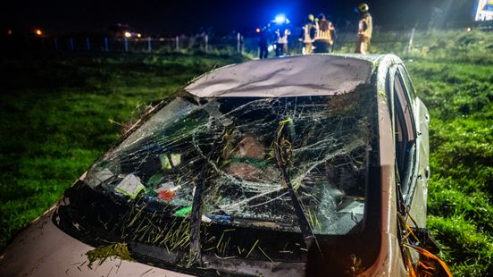 Auto belandt op dak in weiland