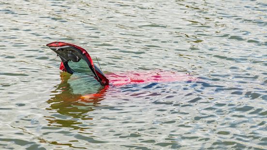 Auto rijdt in het water in de haven van Lauwersoog