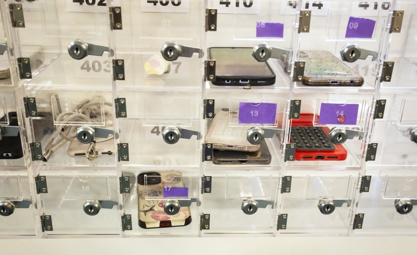 Kabinet mikt op totaalverbod mobiele telefoons op scholen, middelbare scholen reageren sceptisch