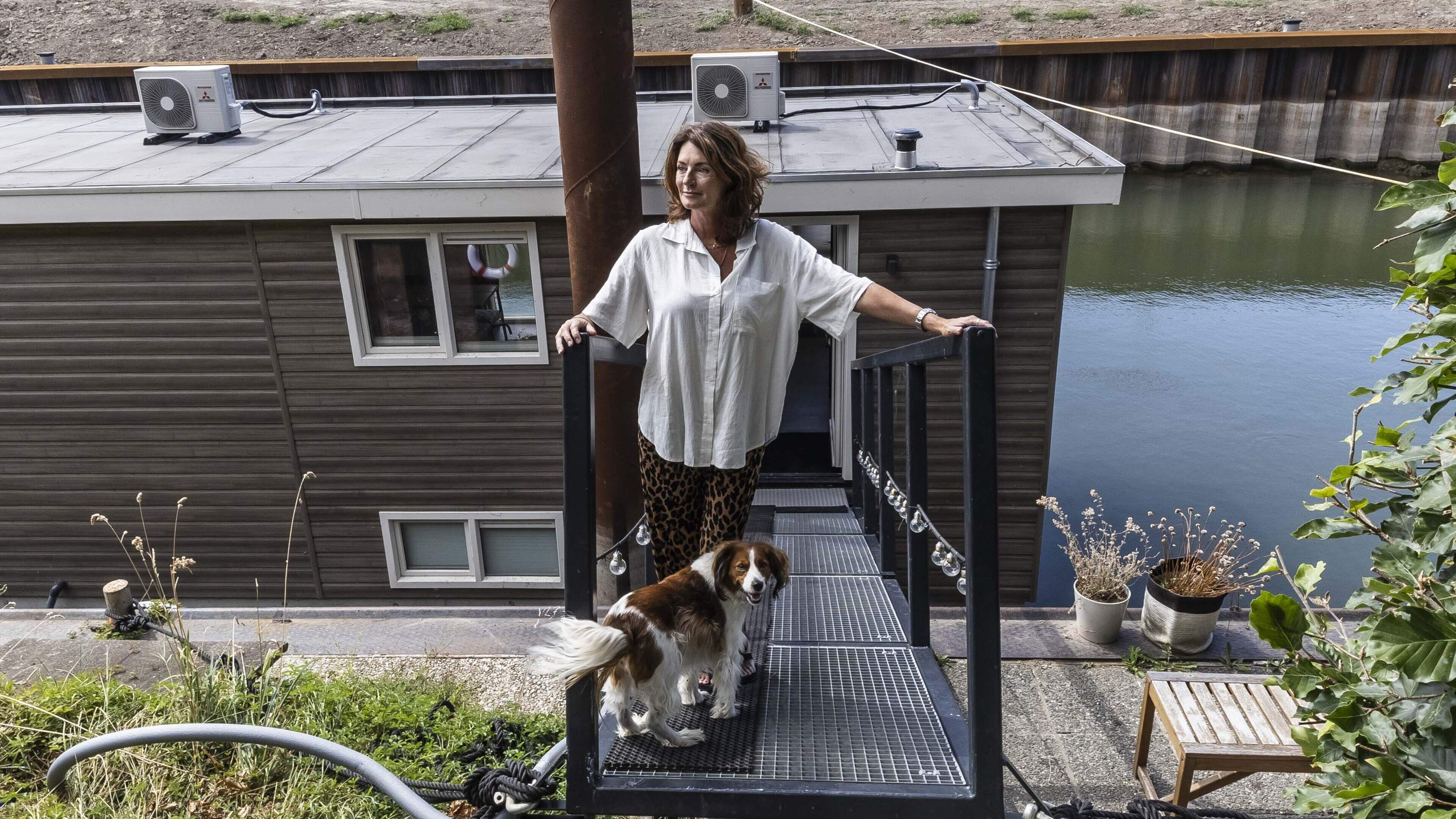 Stank en angst teisteren bewoners woonboten door gevaarlijk laag water, maar er ís een oplossing: ’Dit wordt onze redding’