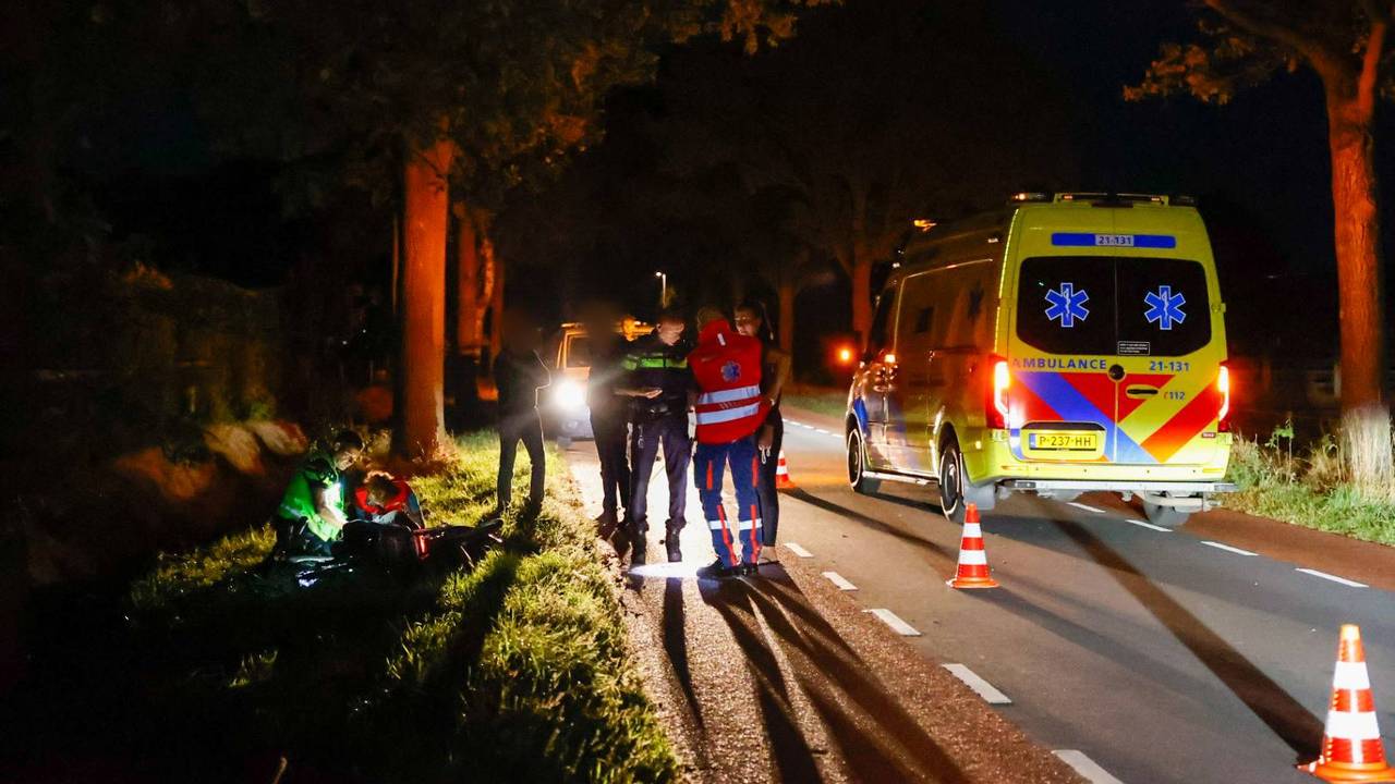 Fietser na botsing met auto met spoed naar ziekenhuis