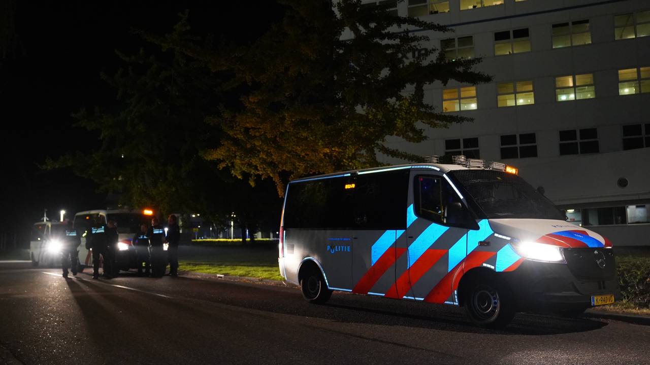 Politie en ME massaal bij provinciehuis na dreiging over bestorming azc