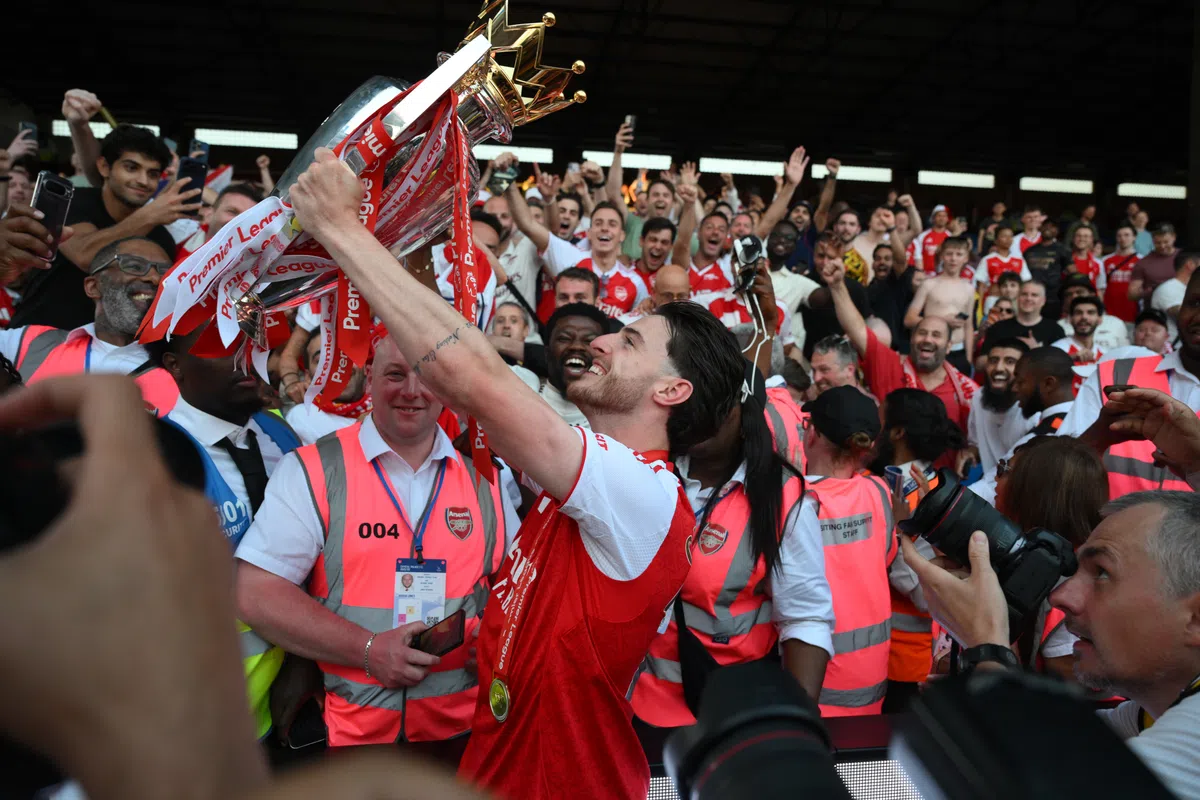 Arsenal begint titelverdediging tegen promovendus, gunstige start voor Carrick