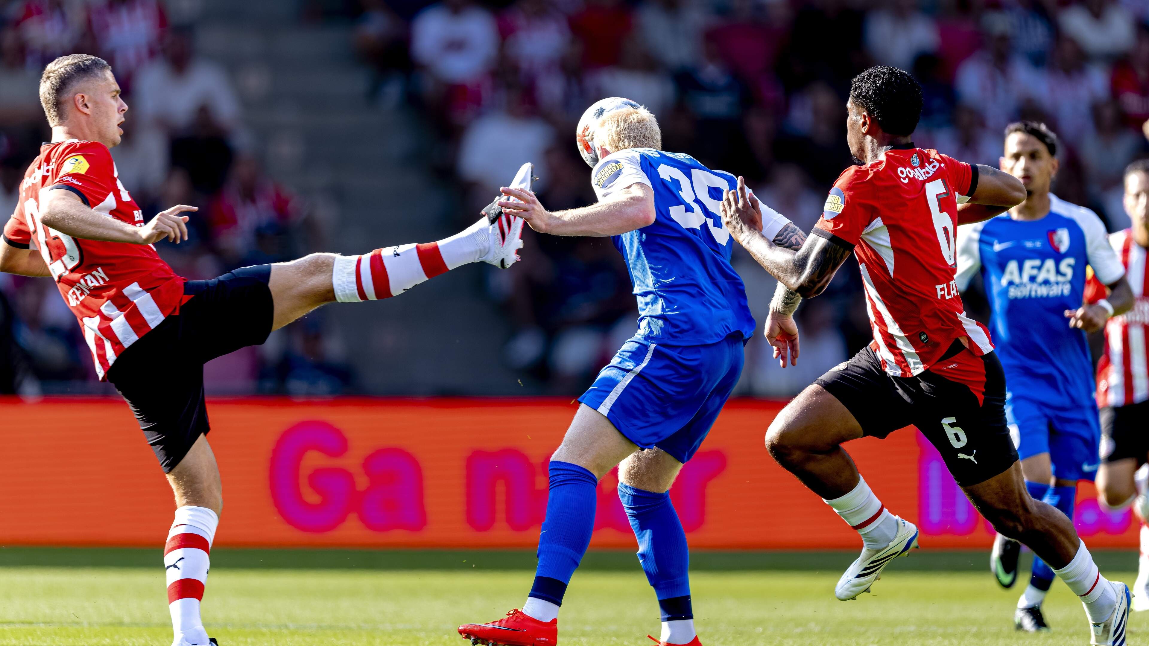 LIVE Johan Cruijff Schaal | AZ leidt bij rust tegen PSV na razendsnelle rode kaart Joey Veerman