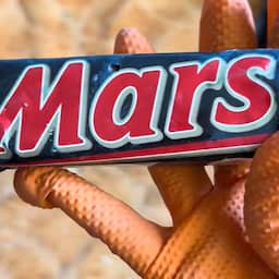 Britse poetshulp vindt Mars-reep uit 1991 die 1,5 keer zoveel weegt als huidige