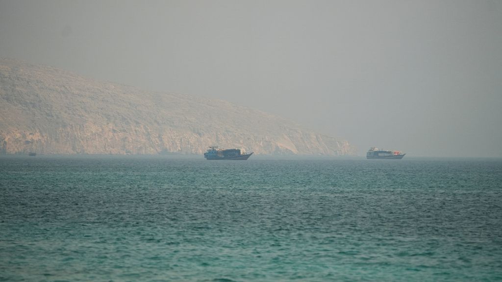 Iran sluit Straat van Hormuz, bombardementen VS en luchtalarm in buurlanden