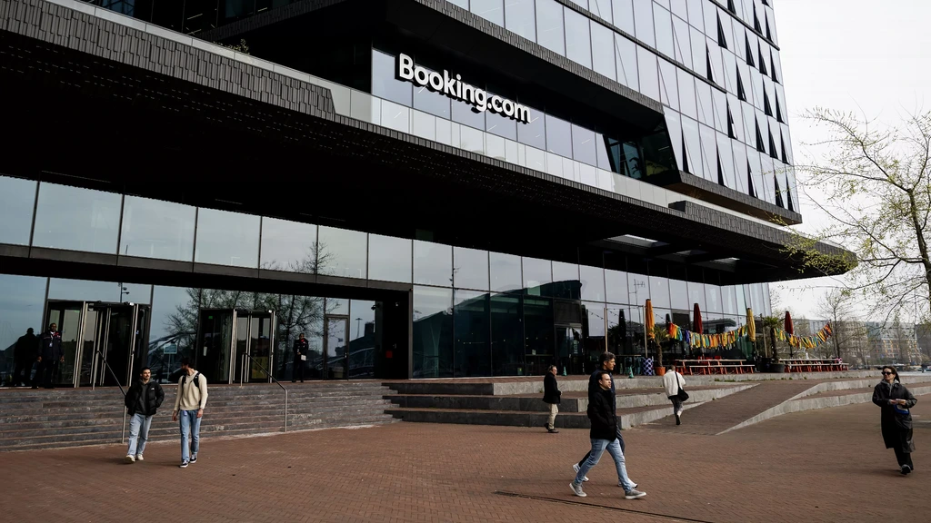 Rechter geeft Booking gelijk, personeel moet verplicht vaker naar kantoor