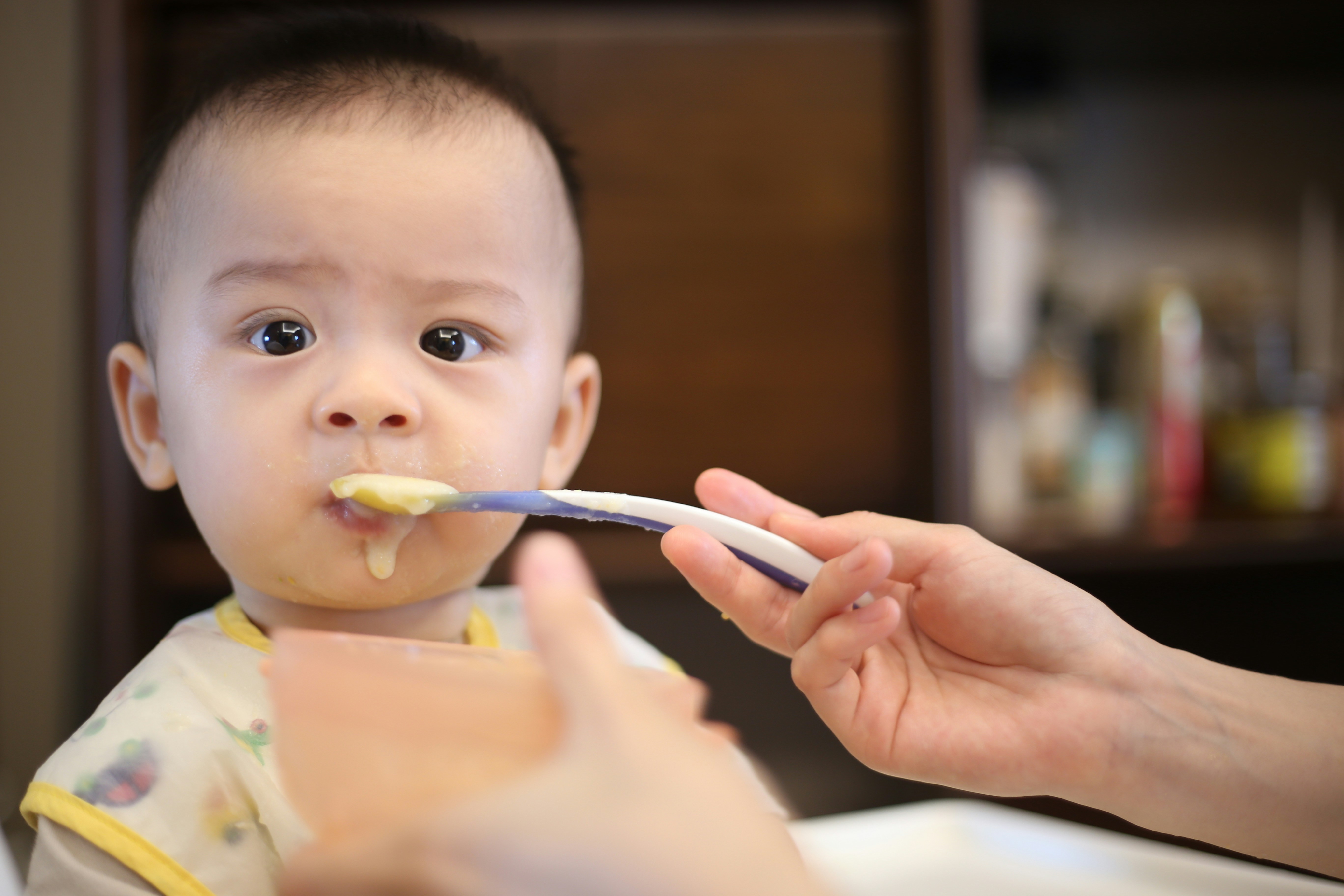 GGD-onderzoek: 80 procent van de babypap in supermarkten is ongezonder dan ouders denken