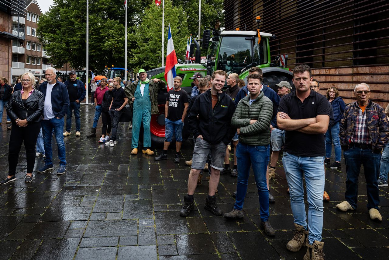 Na wekenlang protesteren keren boeren zich nu ook tegen elkaar. ‘En dat is nooit goed, dat speelt het kabinet alleen maar in de kaart’