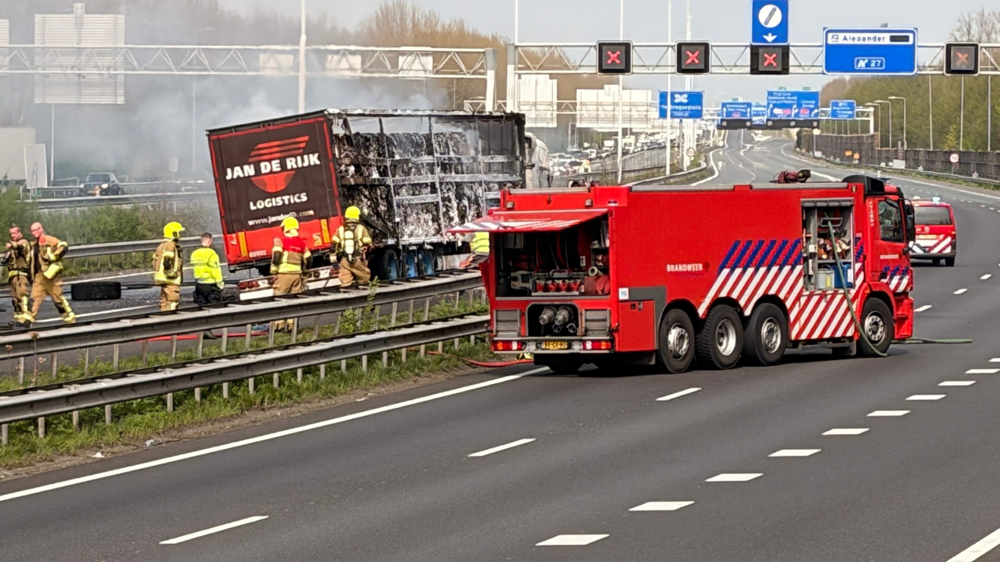 A16 bij Rotterdam weer gedeeltelijk open na brand vrachtwagen