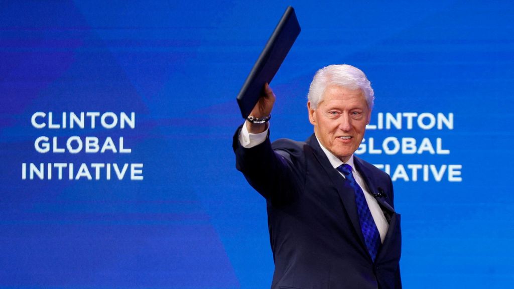 Bill Clinton: 'Als ik had geweten wat Epstein deed, had ik hem aangegeven'