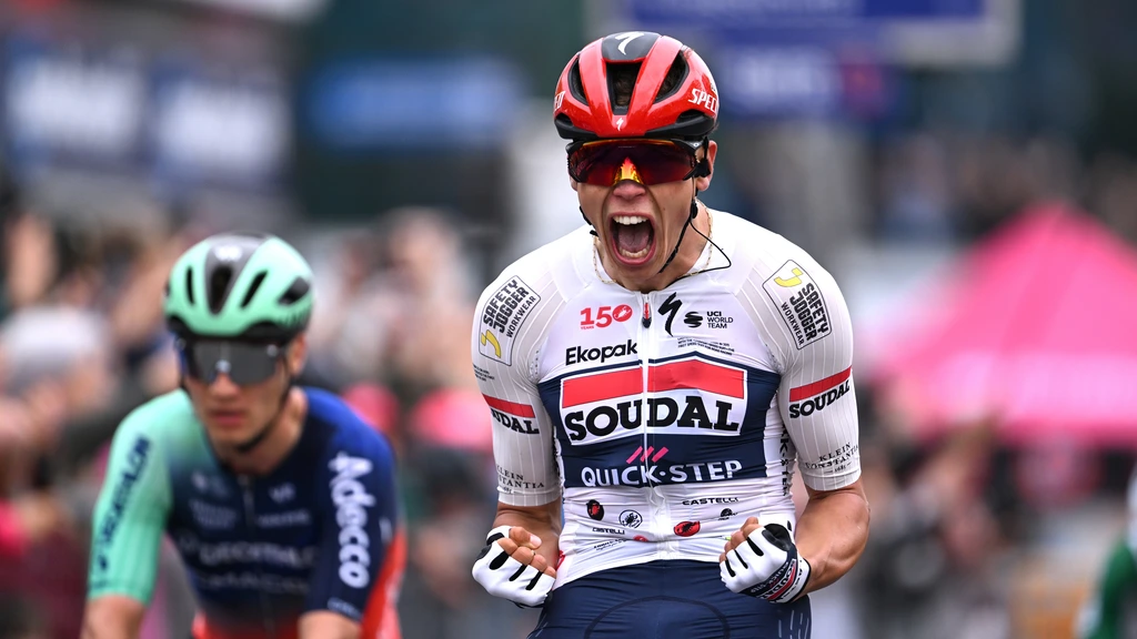 Magnier wint openingsetappe Giro, Groenewegen onderuit bij massale valpartij