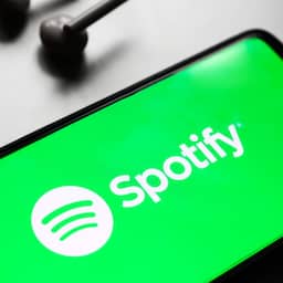 Spotify gaat echte muzikanten van AI-artiesten onderscheiden met groen vinkje