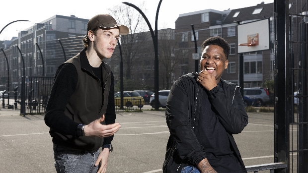 Na twee arrestaties koos Dishairo (17) zijn collega-pizzabezorger als mentor. ‘Ik wil zoals hij zijn’