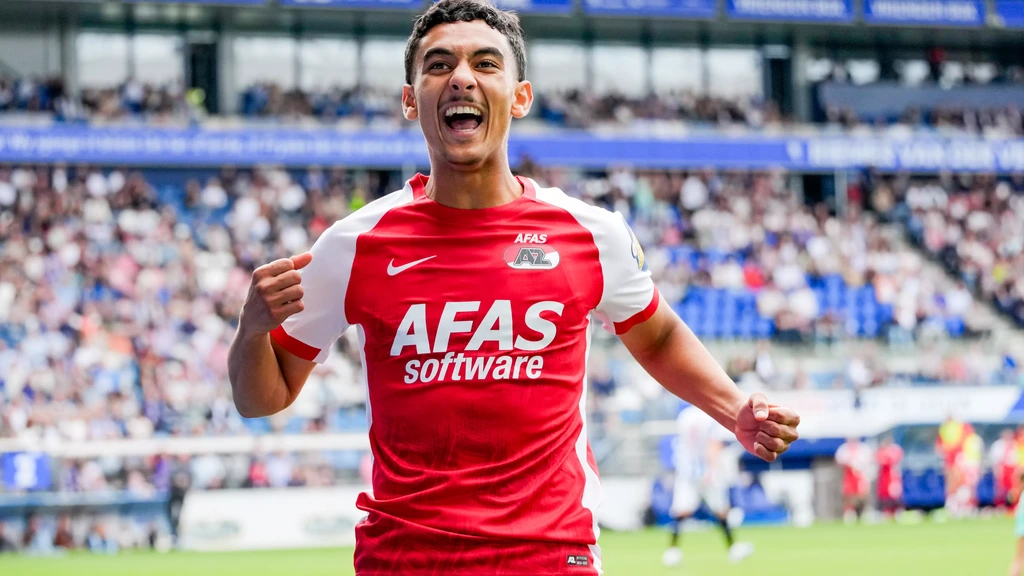 AZ dankzij comeback in Heerenveen nog op maximale score in eredivisie met vijf zeges