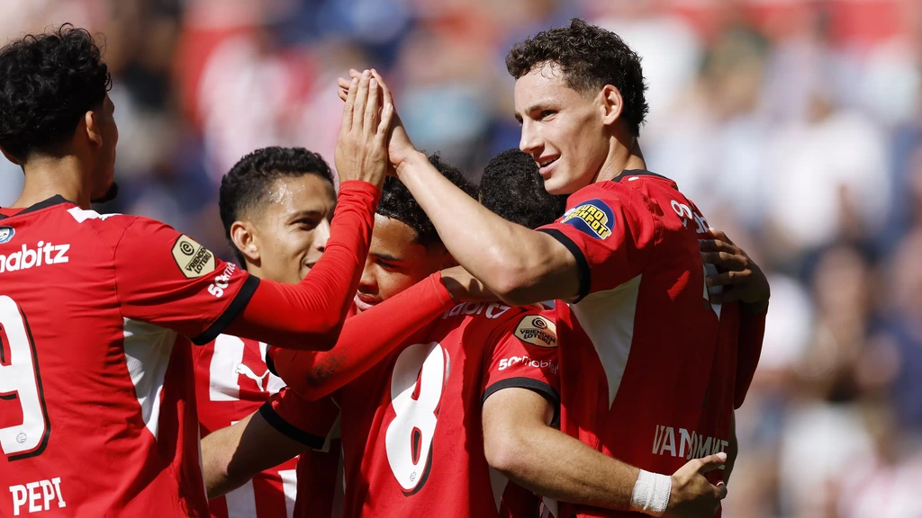 PSV overtuigt met uitblinker Van Bommel tegen Groningen, debuut Geertruida