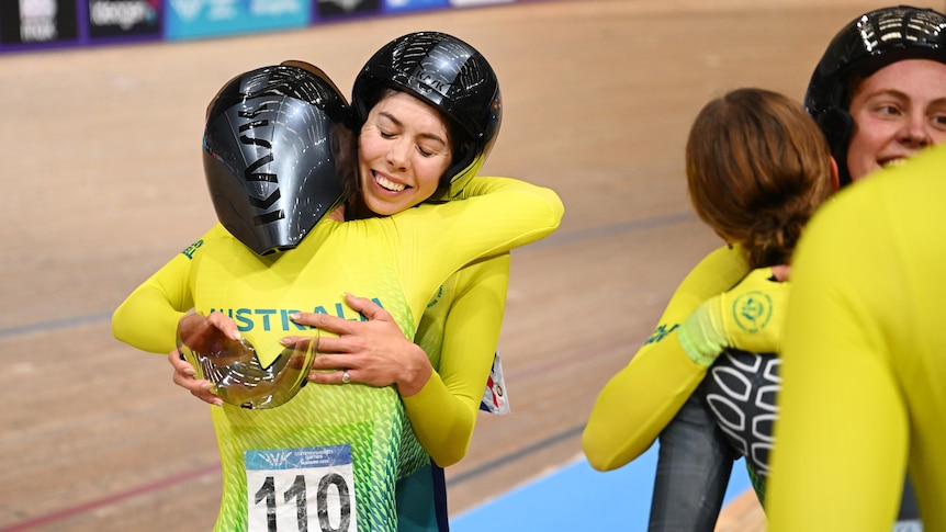 Live: Aussies make golden start to cycling, sprint stars return to the track