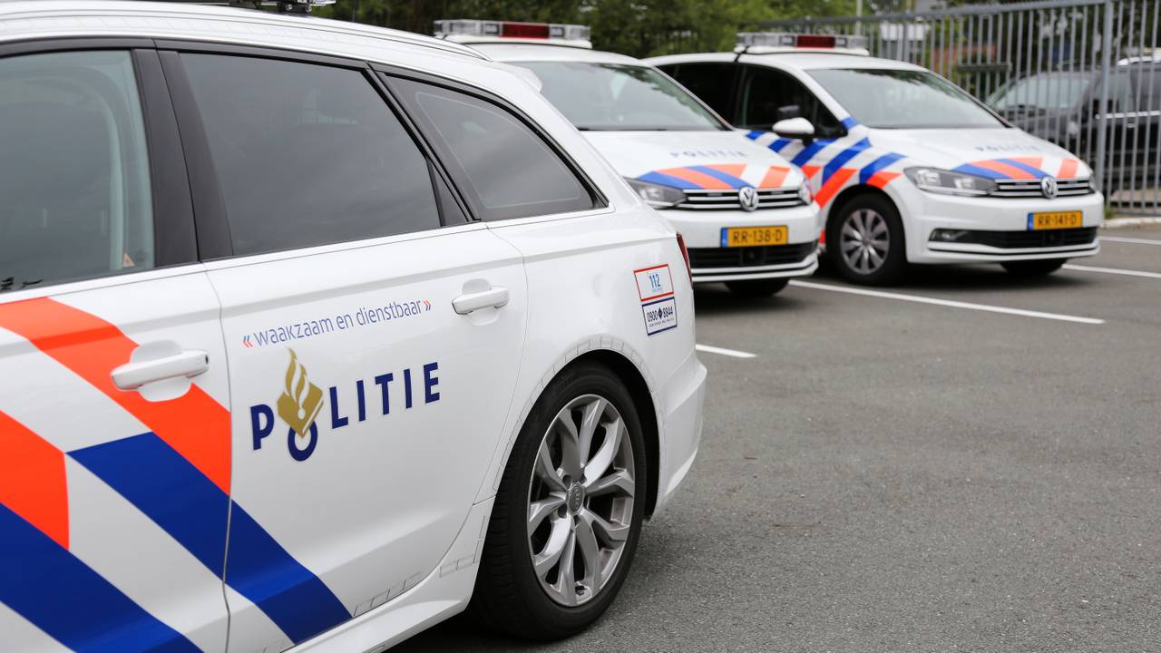 Auto crasht en slaat om in Den Bosch, bestuurder bedreigt agenten
