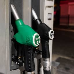 Benzineprijs bereikt wéér record en ligt op gelijke hoogte met dieselprijs