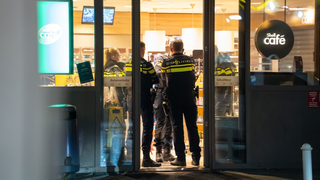 Gewonde door steekincident bij tankstation langs A15 bij Rhoon