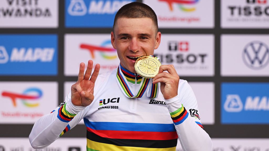 Hattrick Evenepoel: Belg wint in Rwanda WK-tijdrit en haalt zelfs Pogacar in