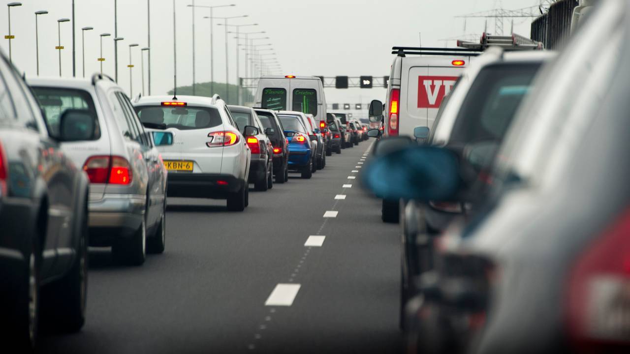 Ongeluk met vrachtwagen op A27, file van bijna een uur